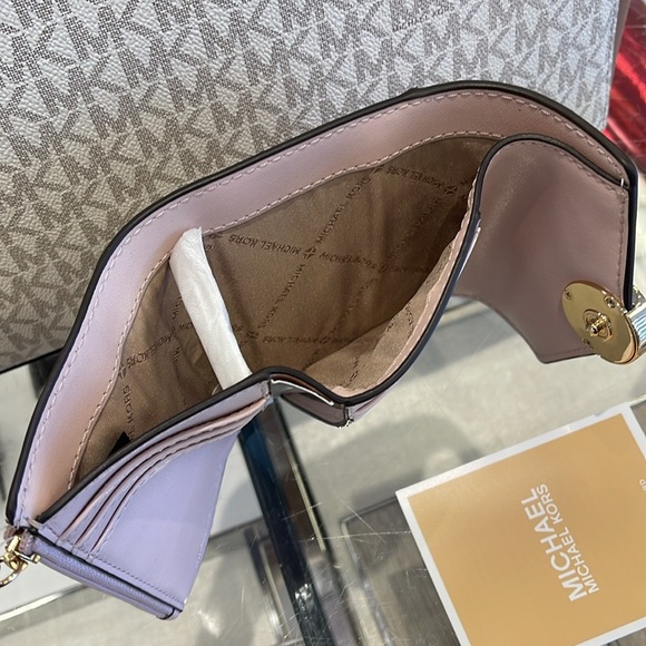 MICHAEL KORS
Carmen Medium Faux Leather Wallet
Powder Blush 
NWT - Picture 8 of 16